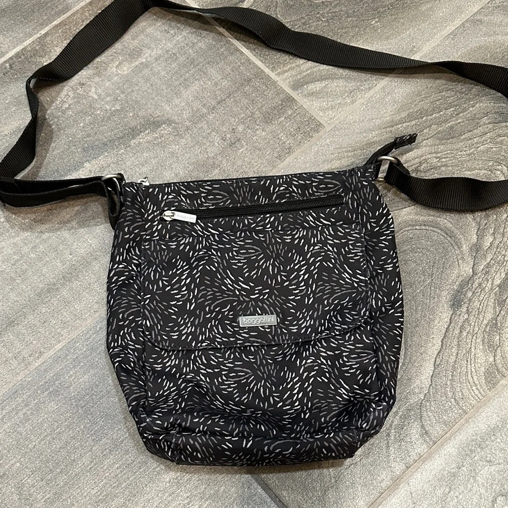 Baggallini Modern Pocket Black and White Patterned Crossbody Bag